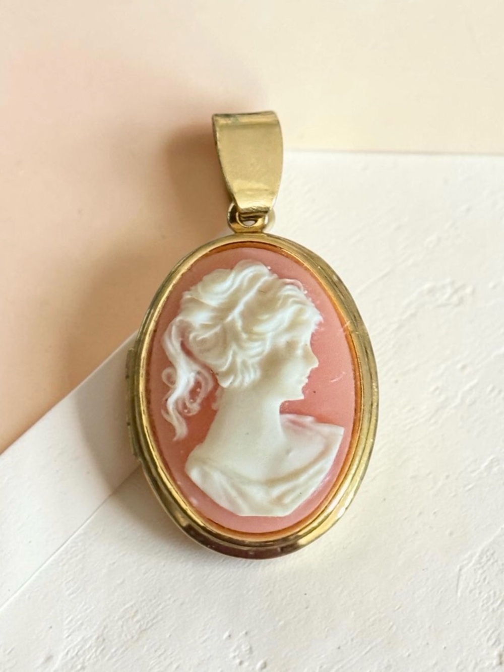 Vintage Classic Cameo Pendant in Pink and White with Gold Frame